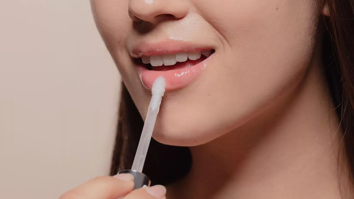 How to Use Lip Oil